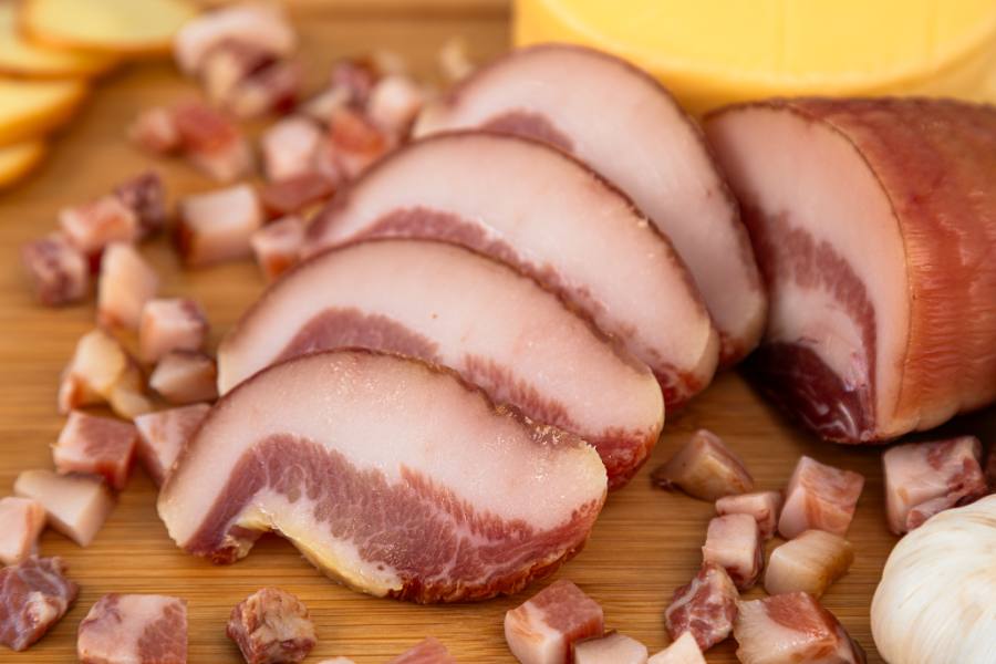 Guanciale fatiado sobre tábua de madeira