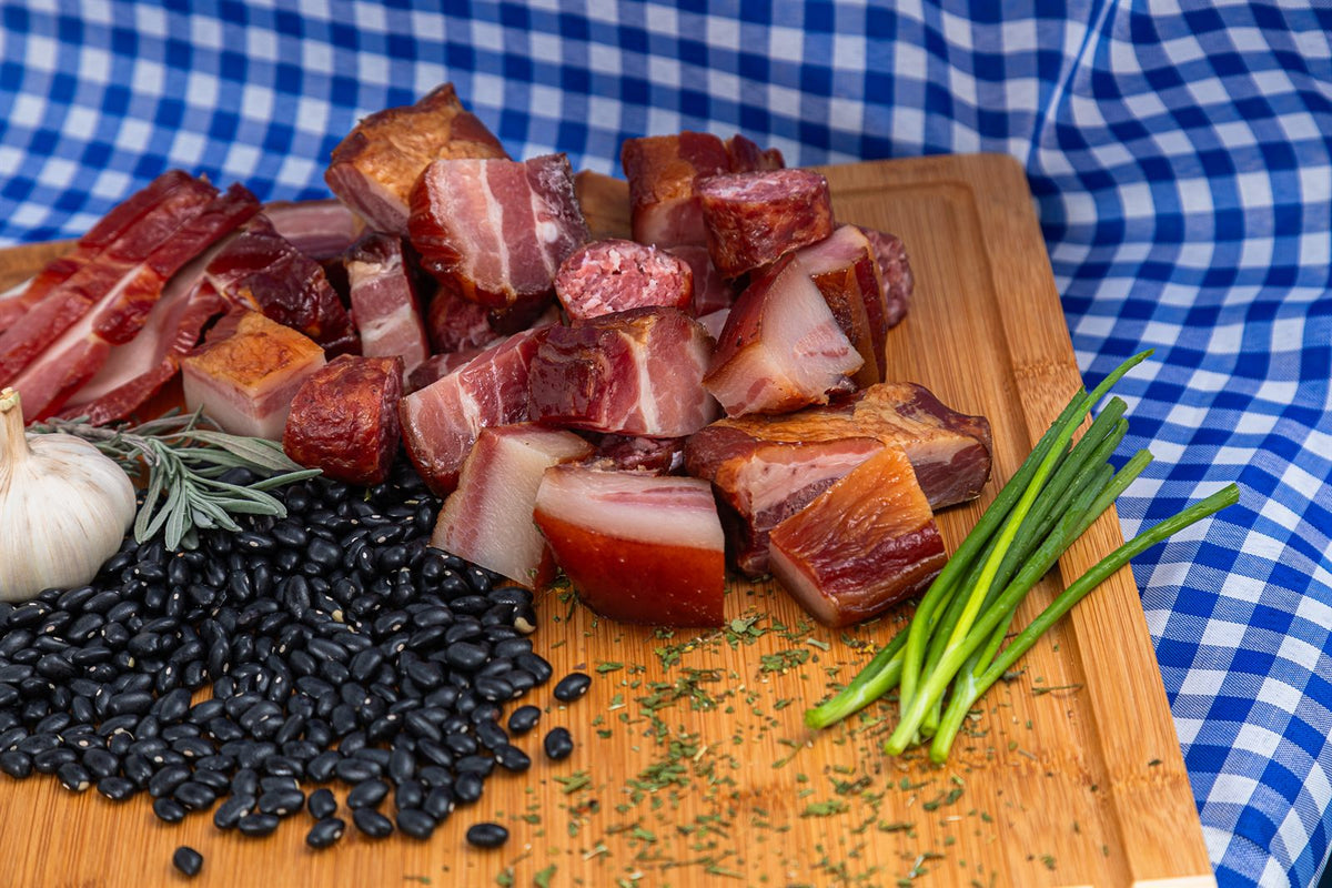 Ingredientes para Feijoada servidos na tábua, cortados na hora