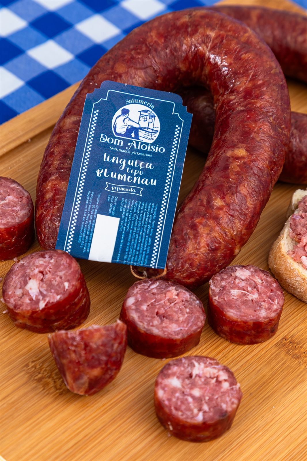 Detalhe da Linguiça tipo Blumenau: variável entre 200 e 400 g