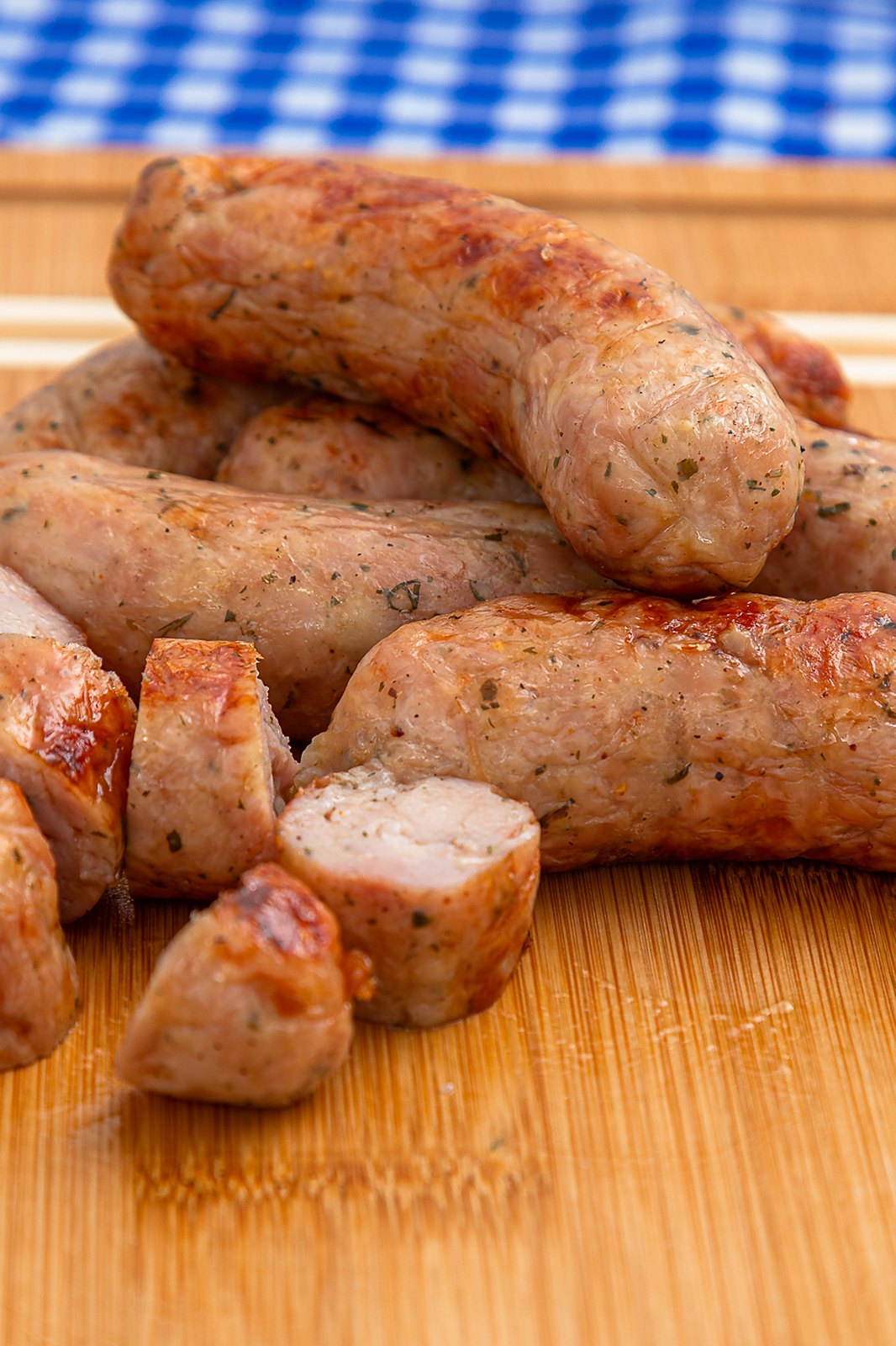 Linguiça de Frango com Chimichurri na mesa, pronto para servir