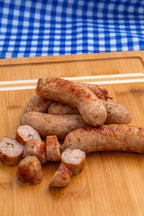 Linguiça de Frango com Chimichurri da Salumeria Dom Aloísio, amarrada em gomos de 12 cm, conservada sob congelamento
