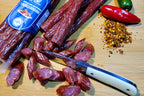 Linguiça Húngara servida na tábua, cortada na hora