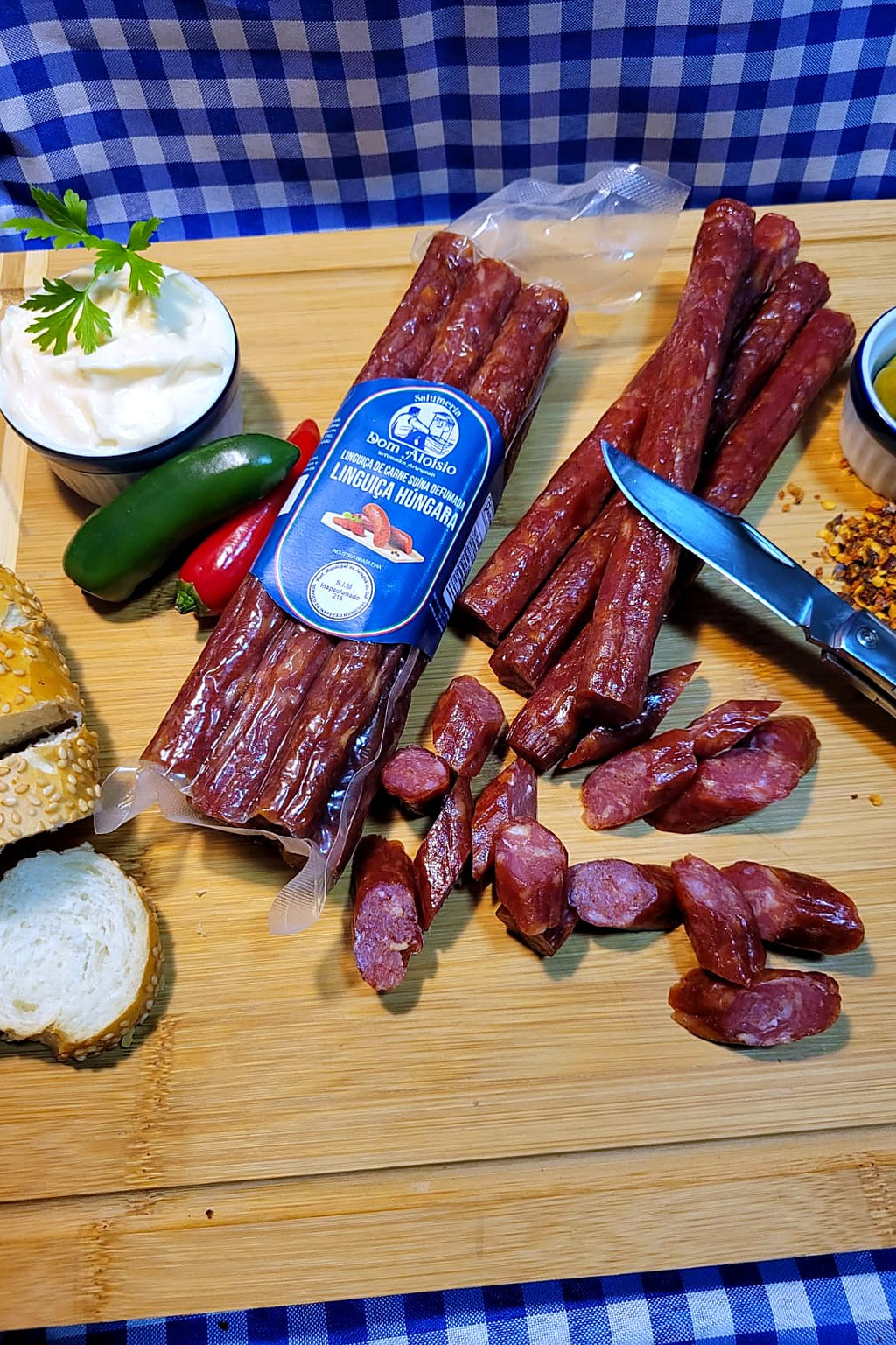 Linguiça Húngara fatiada, de perto