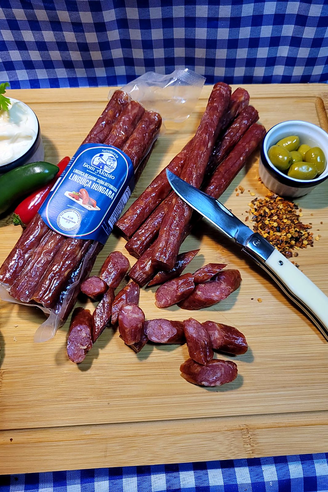 Linguiça Húngara na mesa, pronto para servir