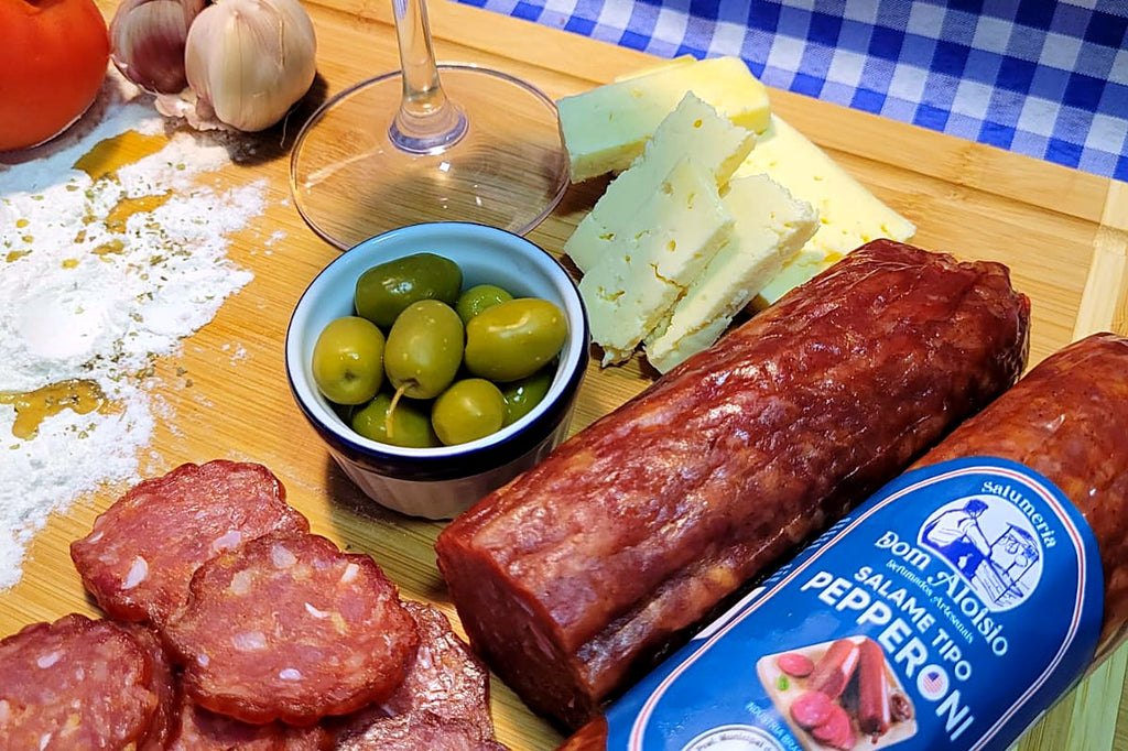 Pepperoni servido na tábua, cortado na hora