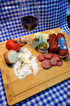 Pepperoni na mesa, pronto para servir