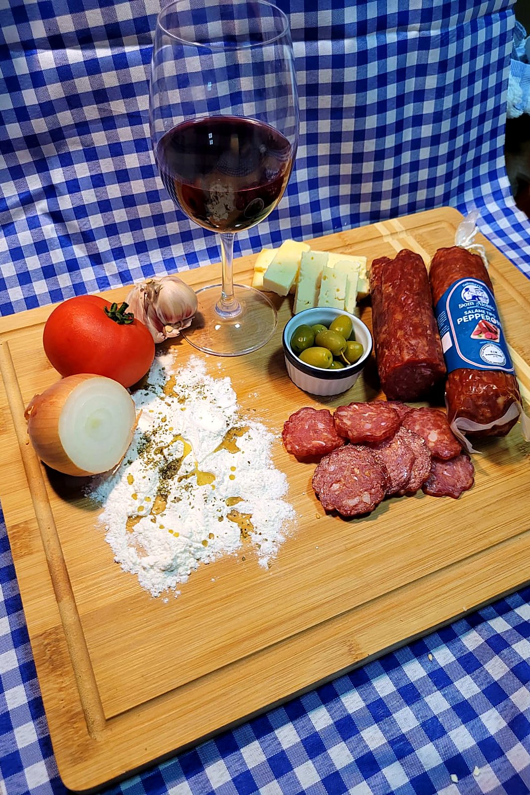 Pepperoni na mesa, pronto para servir