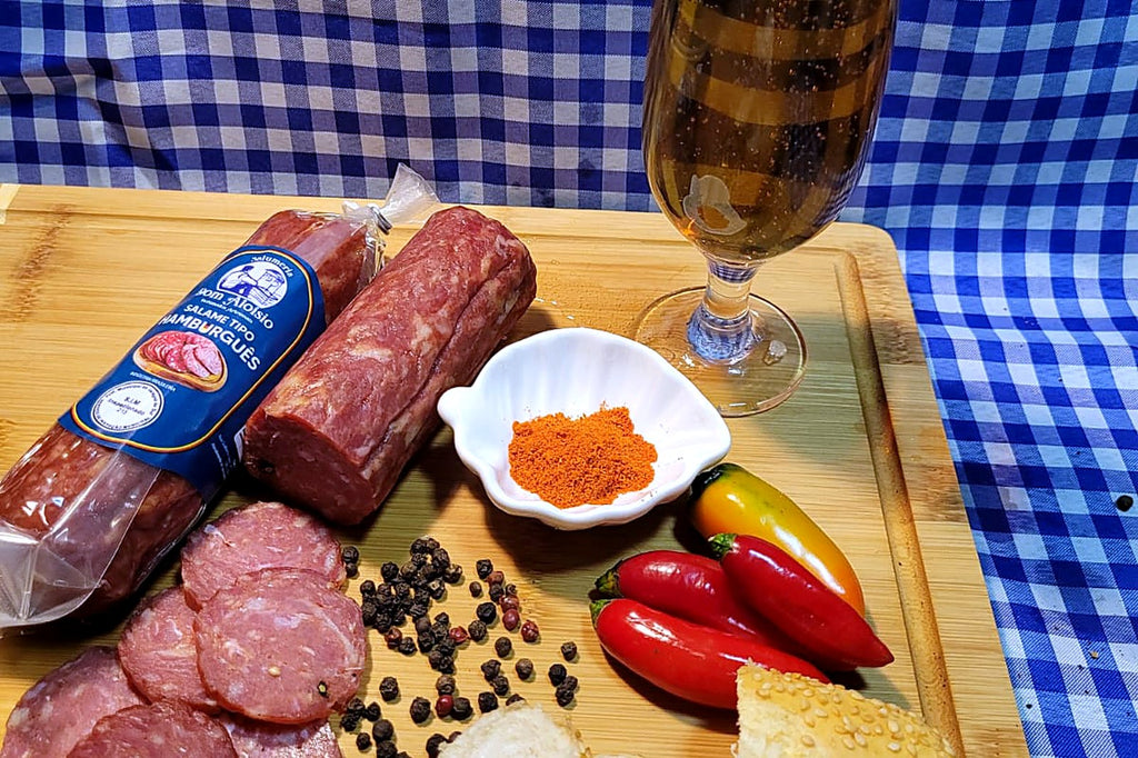 Salame Tipo Hamburguês servido na tábua, cortado na hora