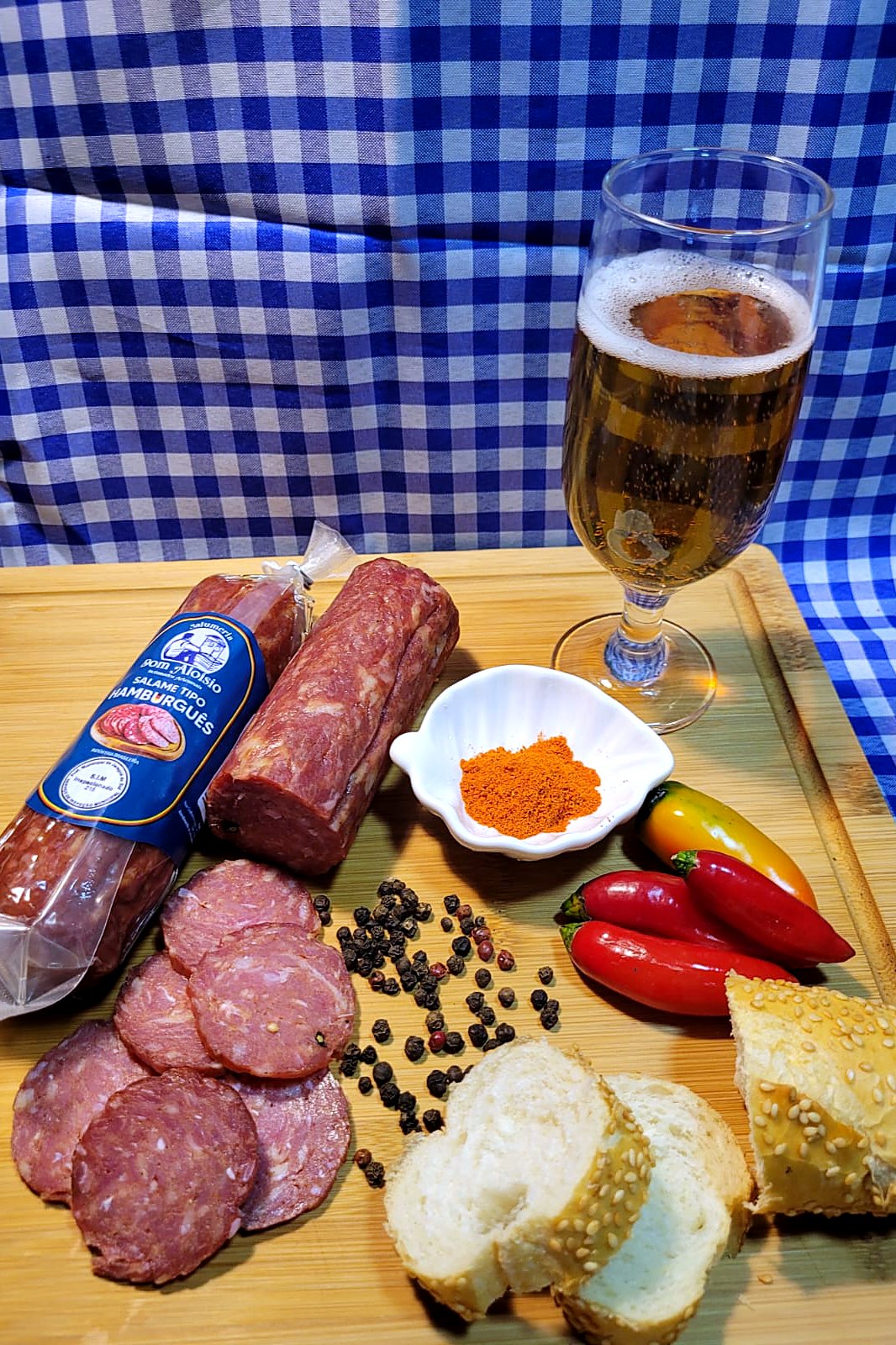 Salame Tipo Hamburguês na mesa, pronto para servir