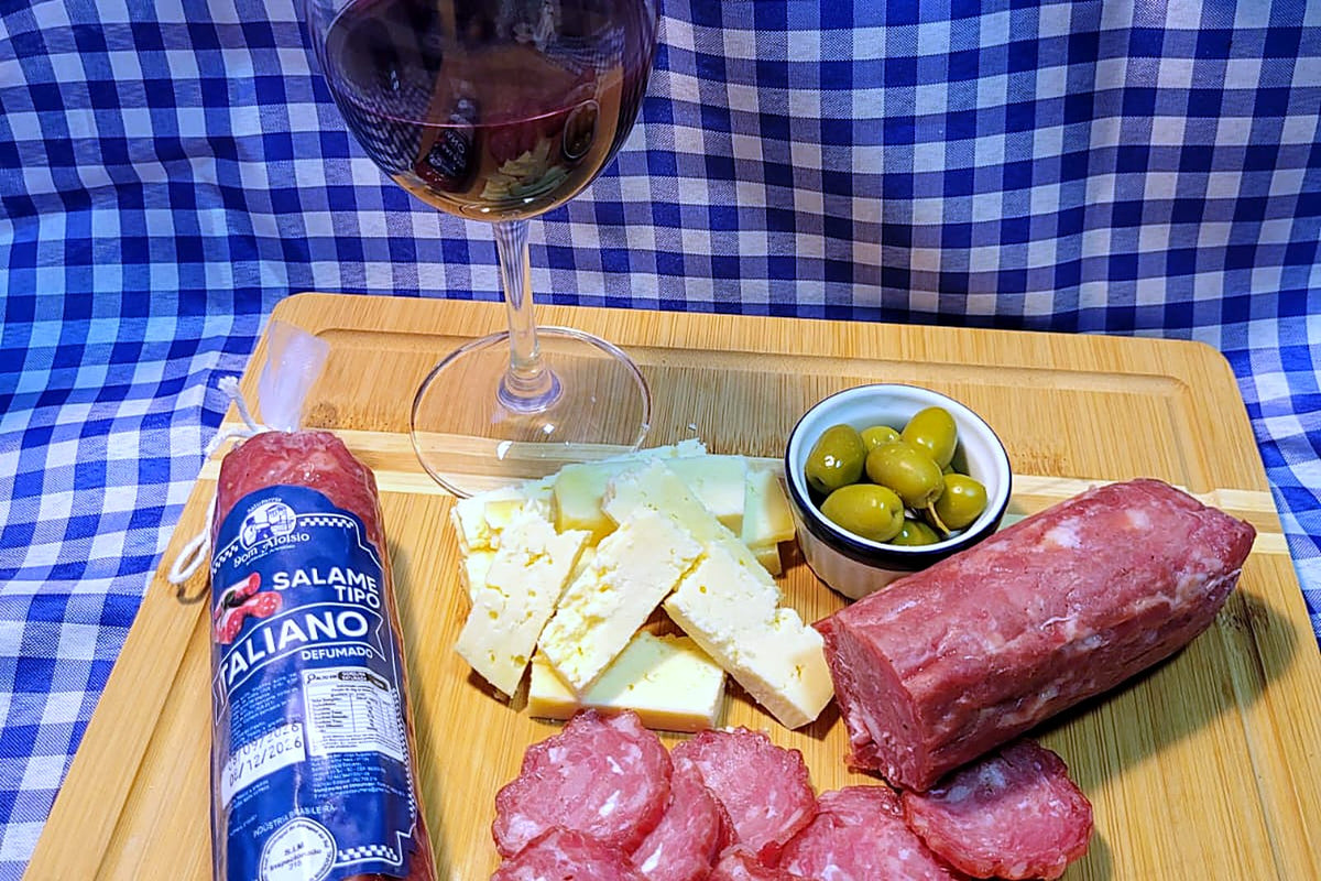 Salame Tipo Italiano servido na tábua, cortado na hora