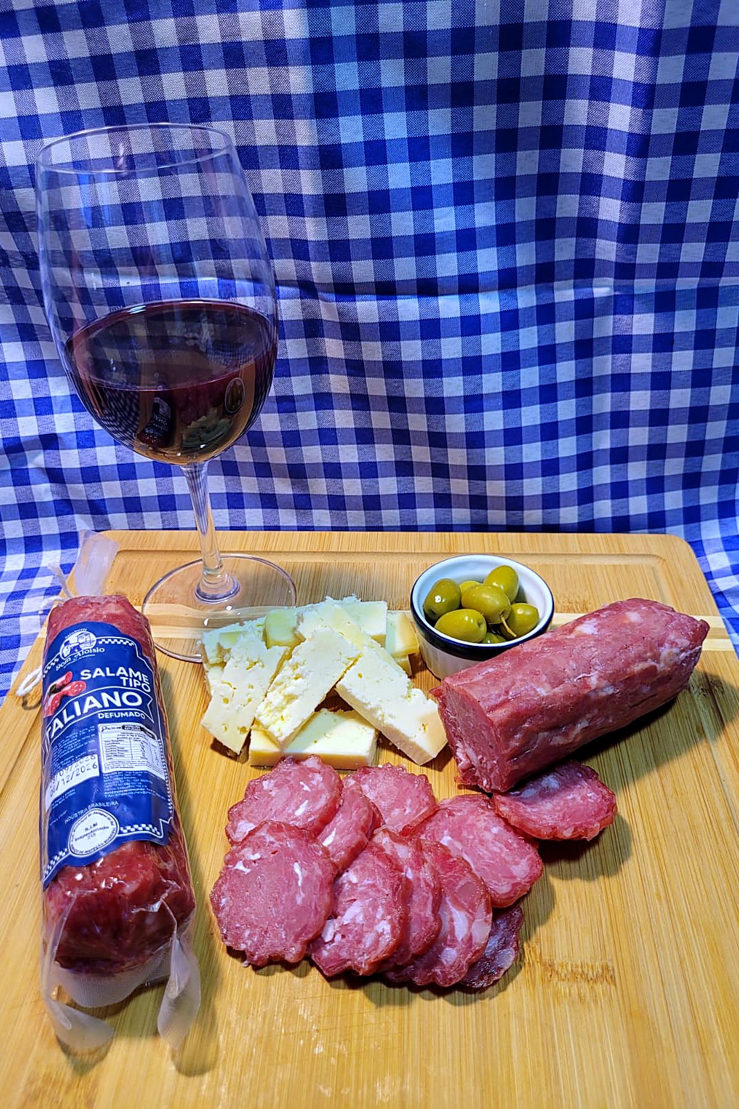 Salame Tipo Italiano na mesa, pronto para servir